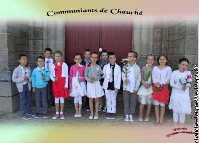 A la porte de l'église